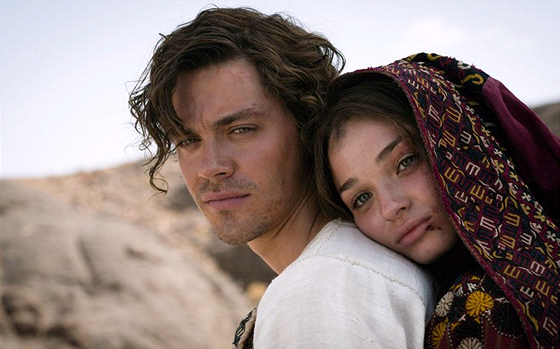 Hlavní hrdina (Tom Payne) a jeho láska (Emma Rigby)