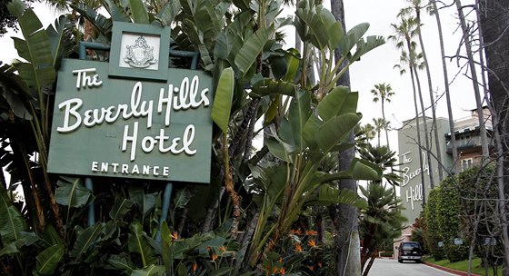Luxusní hotel v Beverly Hills se stal ohniskem protest, protoe ho vlastní...