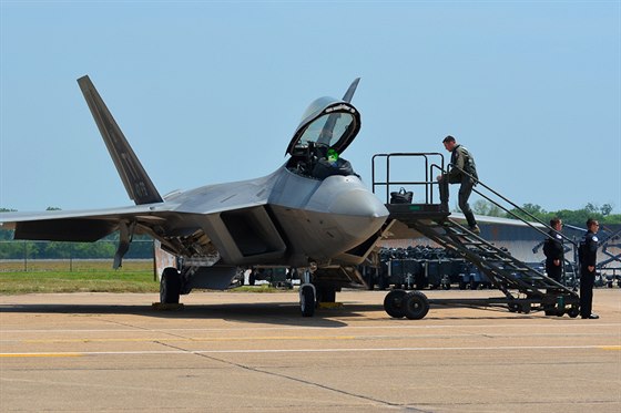 Nejvýkonnjí stíhací stroj souasnosti - F-22 Raptor na letecké show na...