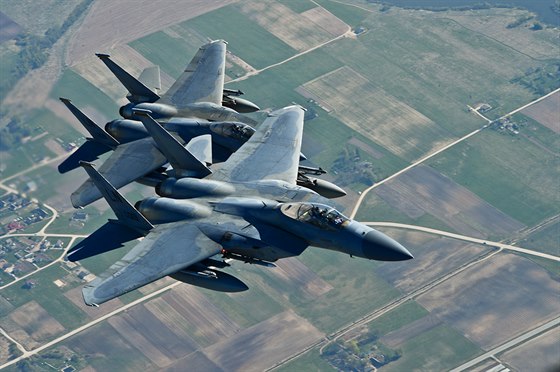 Americké letouny F-15 bhem hlídkového letu nad Litvou
