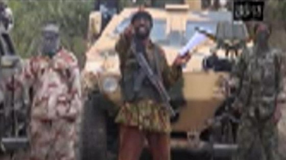 Zábr z videa, na nm éf islamist z Boko Haram Abubakar Shekau piznává...