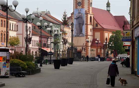 Putler na kostele v Sokolov na Starém námstí, kde slavili komunisté 1. máj.