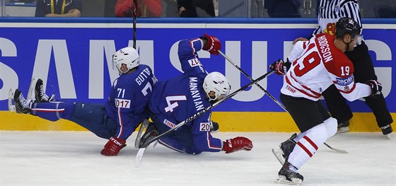 FRANCOUZI NARAZILI. Kanaan Cody Hodgson uniká po sráce dvou francouzských...