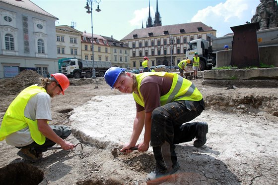 Na opravovaném Zelném trhu pracují archeologové. Zkoumat ho budou pravdpodobn...