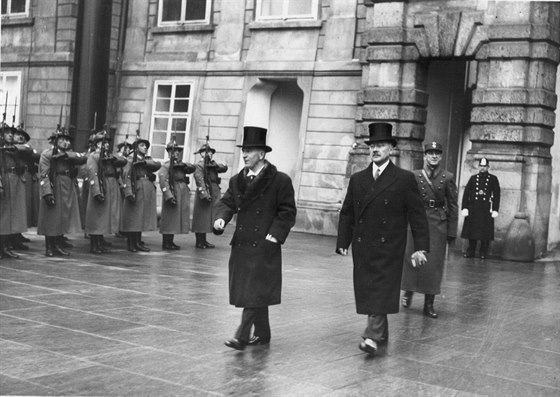 Edvard Bene (v cylindru vlevo) a pedseda vlády Milan Hoda na snímku z prosince roku 1935 jdou poté, co byl Bene zvolen prezidentem.