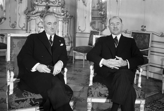Prezident Edvard Bene (vlevo) a dr. Milan Hoda na Praském hrad 31. prosince...