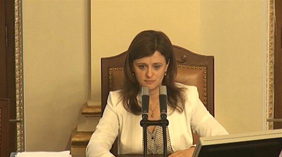 Místopedsedkyn Snmovny z vládního hnutí ANO vyzvala premiéra Sobotku k omluv za to, e zboil kvli svému populismu dohodu vech stran o zvýení plat o 14,4 procenta.