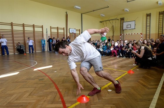 OLYMPIONIK NA PARKETÁCH. Vavinec Hradilek si v tlocvin Základní koly v...