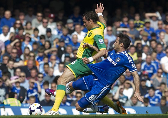 Frank Lampard z Chelsea se pokouí zastavit Johana Elmandera z Norwiche. 