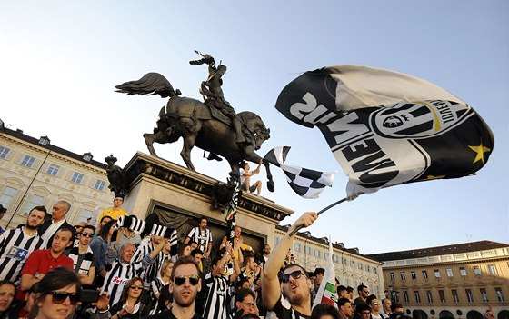 Fanouci Juventusu slaví zisk titulu na Piazza San Carlo v Turín. 