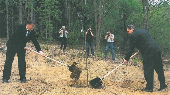 Lípu bratrství zasadil 29. dubna 2004 ve Starém Hrozenkov tehdejí hejtman...