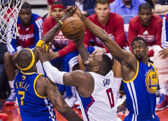 Glen Davis (uprosted) z Los Angeles Clippers se snaí prosadit mezi bránícími...