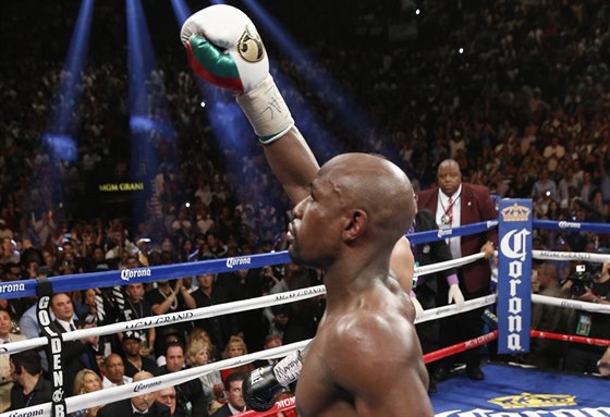 Floyd Mayweather zdraví diváky.