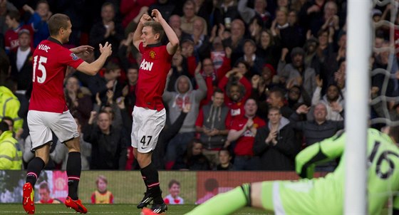 James Wilson (druhý zleva) z Manchesteru United se raduje se spoluhráem...