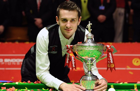 Mark Selby s pohárem pro mistra svta v snookeru.