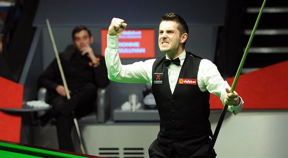 Mark Selby se raduje z titulu mistra svta ve snookeru.