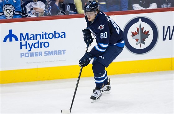 Kazaský hokejista Nikolaj Andropov jet v dresu Winnipegu.