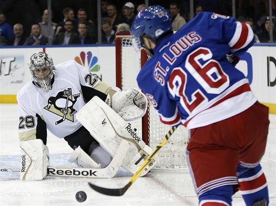 Martin St. Louis z New York Rangers stílí na branku pittsburského...