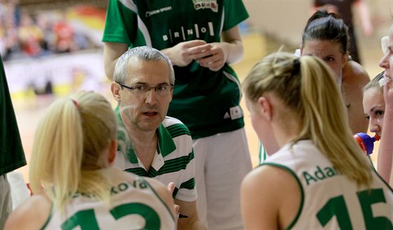 Marian Svoboda rozdluje úkoly basketbalistkám Valosunu Brno.