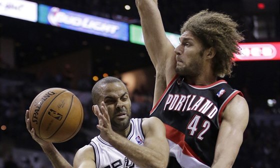 Tony Parker (vlevo) ze San Antonia se vyhýbá obran Robina Lopeze z Portlandu