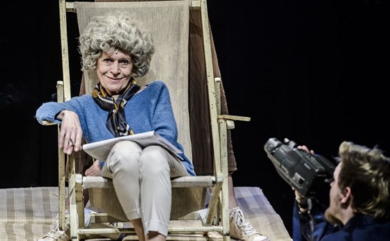 Hra Velvet Havel si odnesla nominaci za hru roku, muský herecký výkon i enský herecký výkon. Na snímku Marie Sputrná jako Olga Havlová.