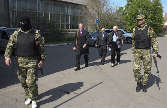 Zástupci OBSE míí v doprovodu proruských ozbrojenc na jednání o proputní...