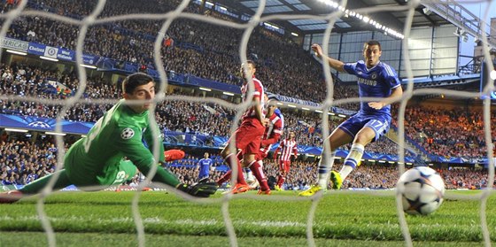 JEDINKRÁT PEKONANÝ. Thibaut Courtois, branká Atlétika Madrid, inkasuje gól na