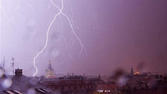 Bouky mají v pátek zasáhnout vtinu území eské republiky. Ilustraní snímek.