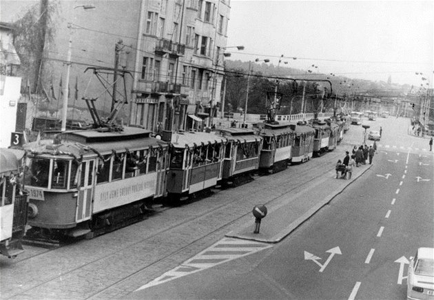 Snímek z rozlukového prvodu starých tramvajových voz dne 9. kvtna 1974.