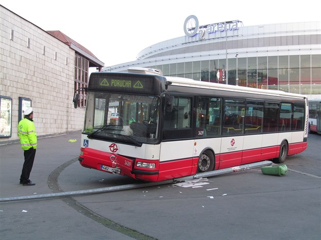 Místo události: Autobusové stanovit u metra eskomoravská ped O2 Arénou 
Autobus MHD sejmul lampu veejného osvtlení na zcela neekaném míst. Osobn nechápu, jak se mu to mohlo povést. Na stanoviti  autobusy normáln jen popojídí. Tento vypadá, e