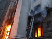 Lid se sna uniknout plamenm a koui v budov odborov organizace v Odse