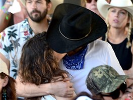 Mila Kunisov a Ashton Kutcher na country festivalu