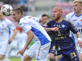 Filip Kaa (vlevo) bojuje s olomouckm Janem Schulmeisterem. Vpravo pihl...