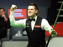 Mark Selby se raduje z titulu mistra svta ve snookeru.