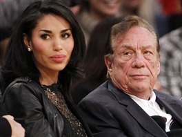 Donald Sterling, majitel basketbalovch La Clippers, a jeho partnerka V.