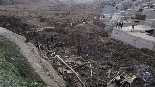 Afghnt vesnian na mst masivnho sesuvu pdy v provincii Badachn (3. kvtna 2014)