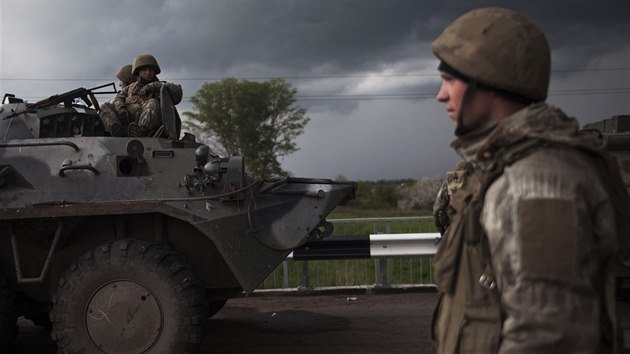 Ukrajint vojci hldkuj nedaleko Slavjansku (3. kvtna 2014)