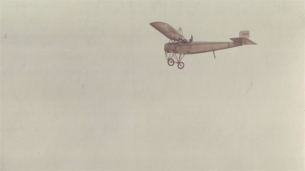 Mezi nov objevenmi snmky je i posledn foto stroje Aloise Stiploschka vcelku, mv z nj navigtor. Zanedlouho se letoun zt u Krabic.