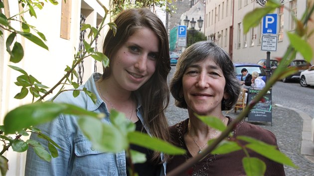 Dcera Hany Dubov Amerianka Janet Seckel-Cerrotti (vpravo) a jej dcera Rachael v Koln, odkud Hana Dubov pochzela.
