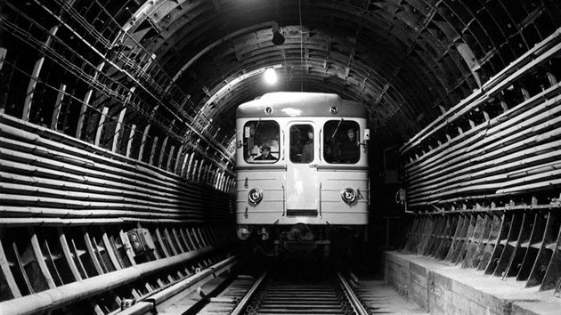 Jeden z propaganch snmk vozu Es v tunelu trat I.C, zde jet bez plastickho znaku metra  1973.