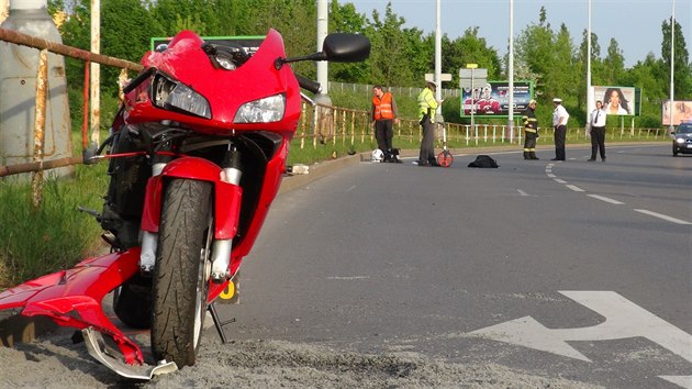 Motork v praskch Stodlkch nezvldl zen a narazil do svodidel (6.5.2014)