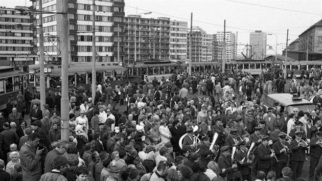 Rozlukov prvod starch tramvaj v den, kdy se Praan poprv svezli metrem - 9. kvtna 1974
