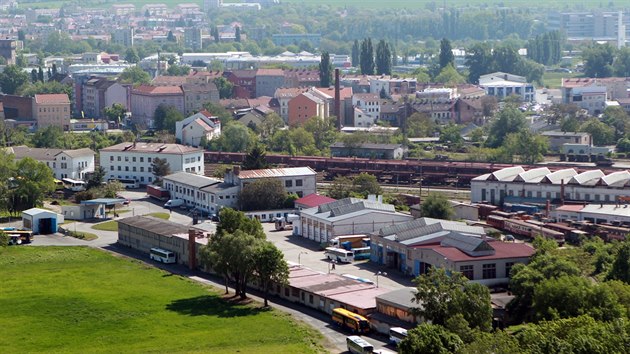 Doln ndra. Dky pesunut ndra na jih se pr centrum Brna roz o msta, kde je nyn zem nikoho. Odprci odsunu tomu vak nev a vad jim dlouh cesta k vlakm.