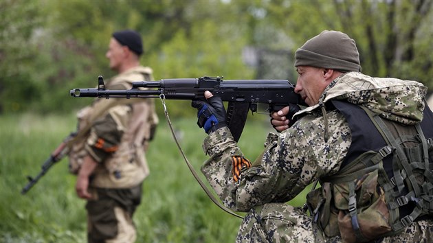 Prorut ozbrojenci (na snmku) svdj od ptku o Kramatorsk boje s ukrajinskou armdou (2. kvtna 2014).