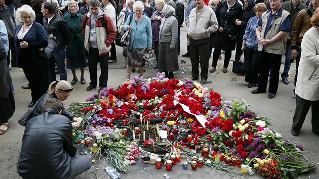 Lid v Odse vzpomnaj na obti boj mezi ukrajinskmi jednotkami a proruskmi vzbouenci v ulicch jihoukrajinsk metropole. Pokldaj kvtiny a zapaluj svky ped odskm sdlem odbor, kde v ptek uhoelo 46 lid (4. kvtna 2014).