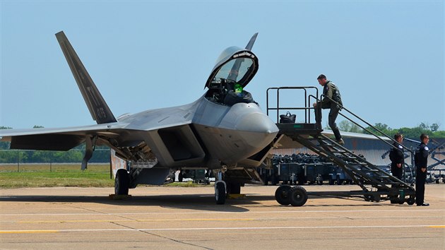 Nejvkonnj sthac stroj souasnosti - F-22 Raptor na leteck show na zkladn Barksdale v Louisian