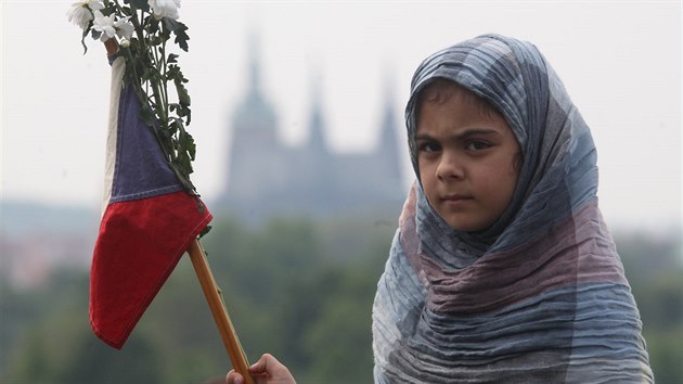 Muslimov se rozhodli na protest proti policejnmu zsahu v Islmsk nadaci v Praze pomodlit pod irm nebem pobl ministerstva vnitra na Letn. Nelb se jim pouit sly a naasovn zatkac akce, kter je dajn pokodila. (2. kvtna 2014)