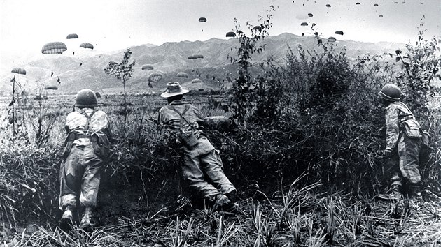 Vojci sleduj francousk parautisty pi vsadku v bitv u Dien Bien Phu.