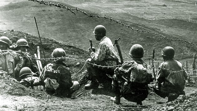 Francouzt vojci sleduj postaven Vietnamc pi bitv u Dien Bien Phu (1954).