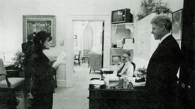 Americk prezident Bill Clinton a stistka Monika Lewinsk  na spolen fotografii pozen v Blm dom.